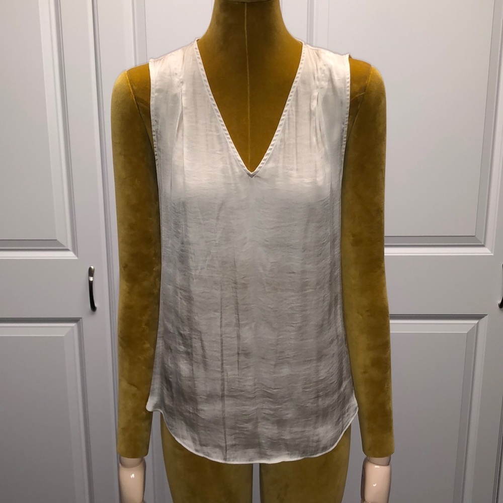 Women’s ivory Banana Republic V-neck tank top